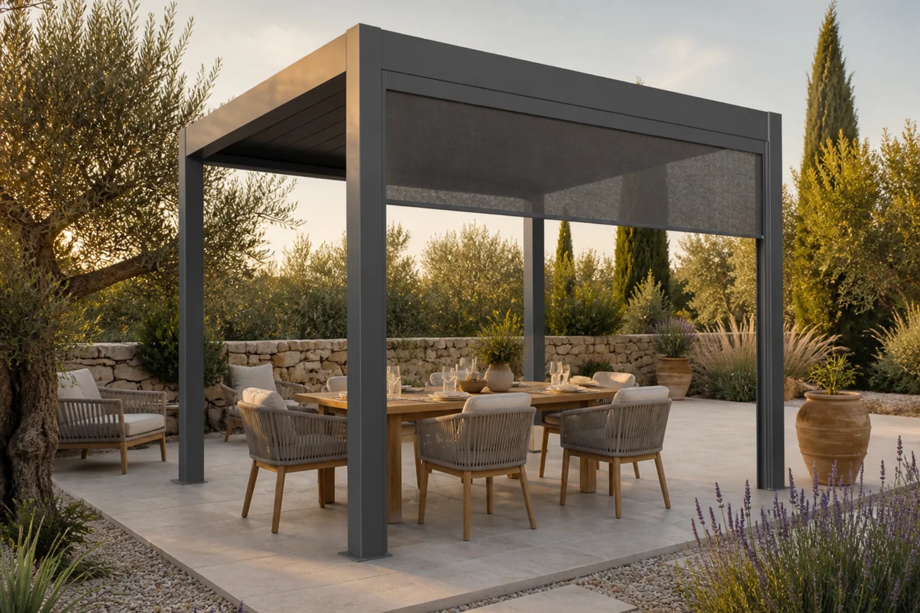 Pergola in sandfarbenem Milieu mit Sitzbereich
