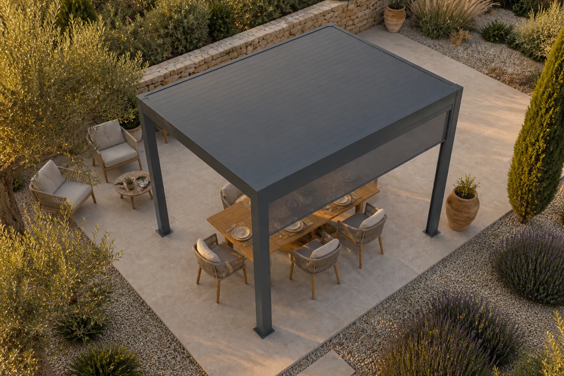 Pergola in sandfarbenem Gartenambiente